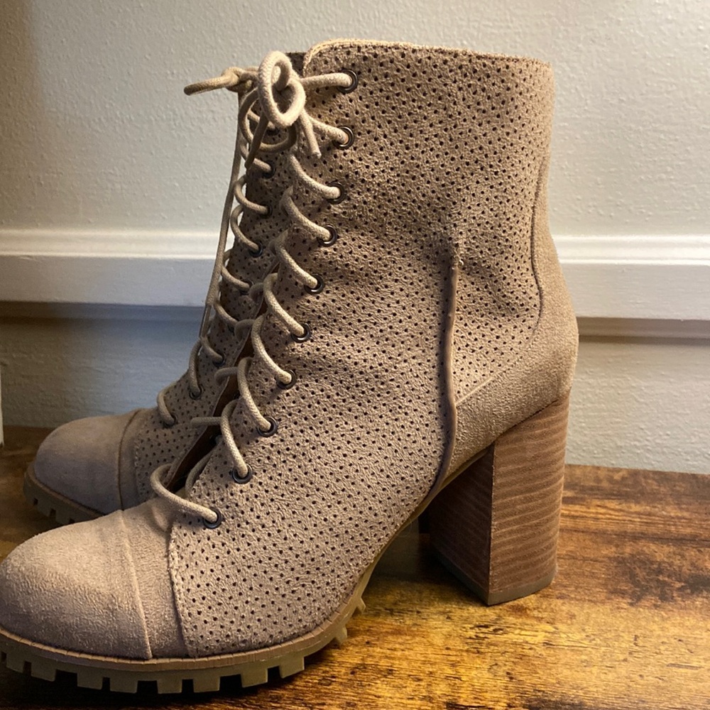 Report Lace-up Suede Boots